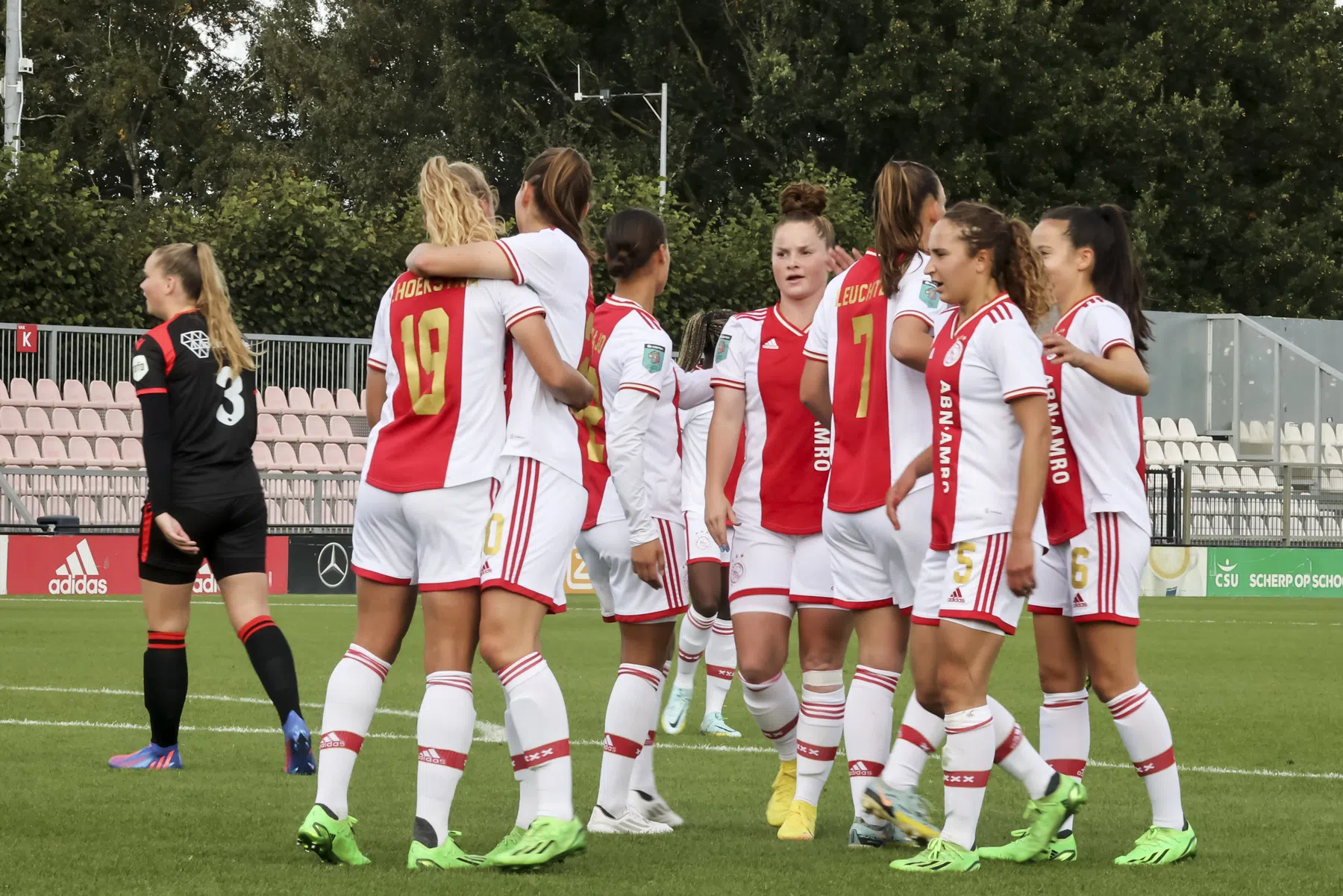 Ajax Vrouwen speelt Europese frustratie van zich af