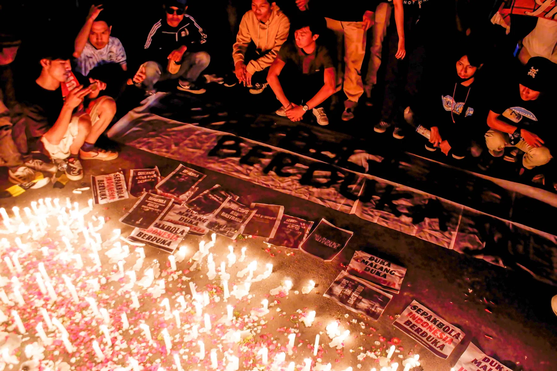 Spelers leggen bloemen weg, huilende voorzitter reageert op stadionramp