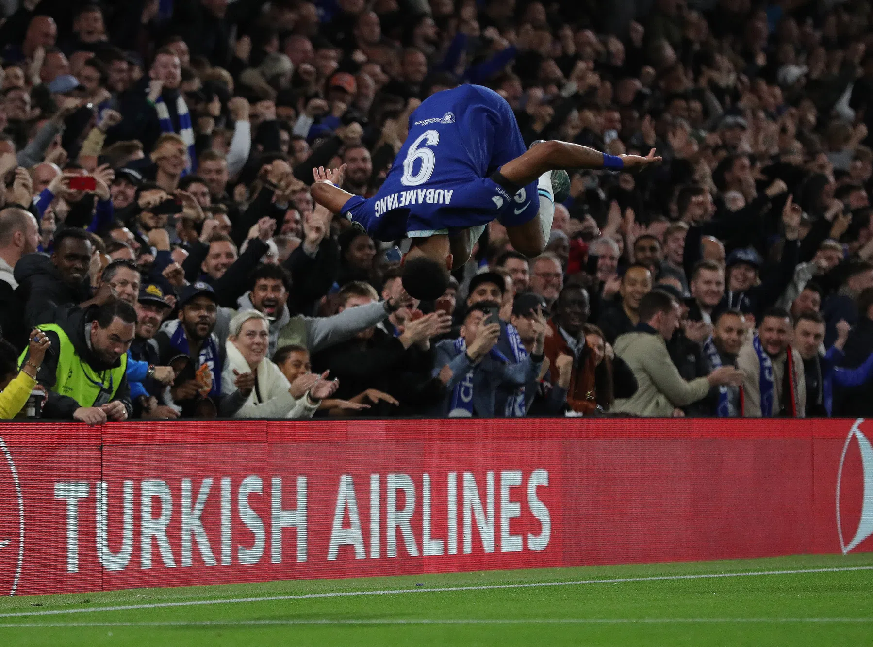 Chelsea sloopt Milan aan de hand van geweldige Reece James