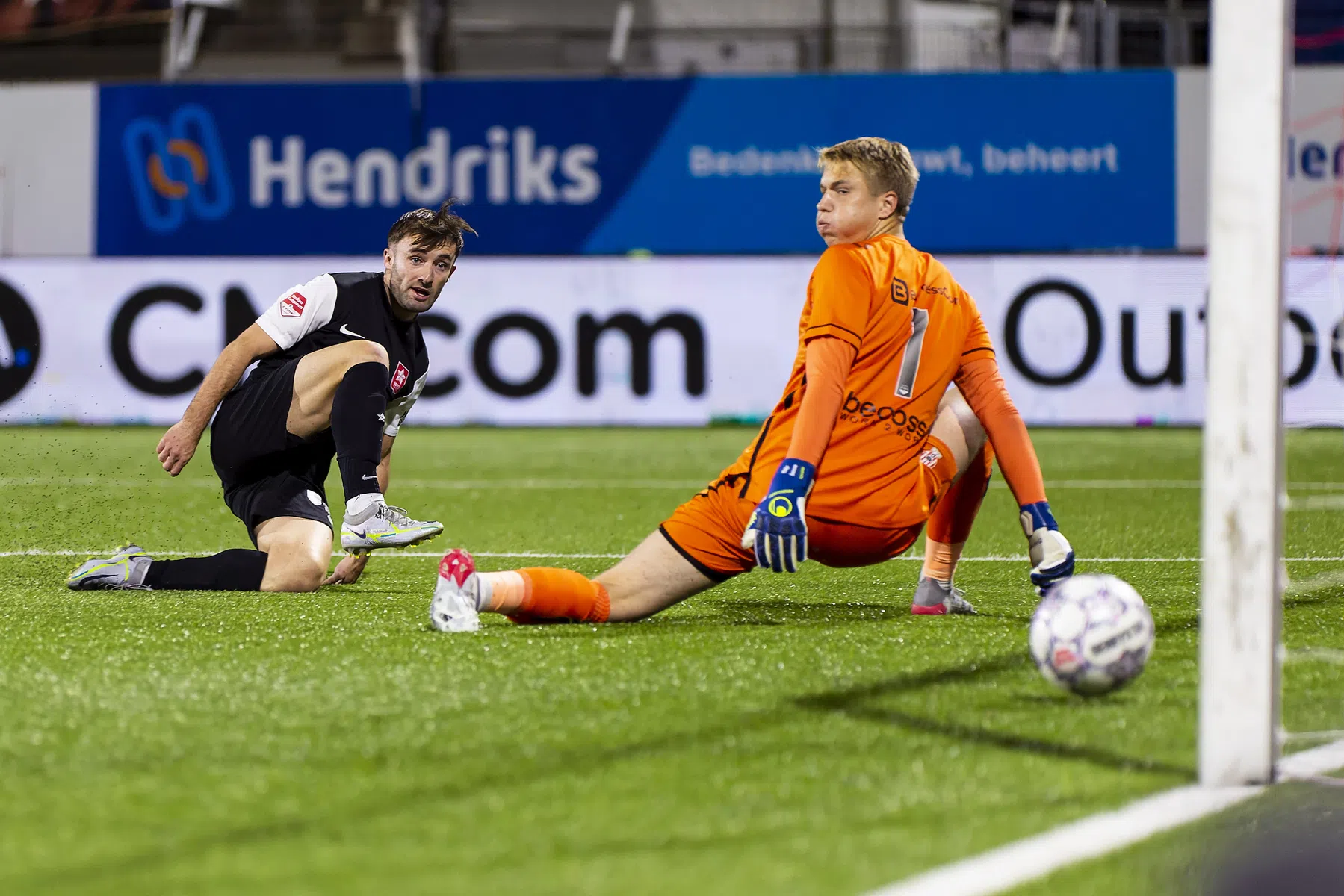 MVV klimt naar derde plaats, Vente na dubbelslag op tien goals