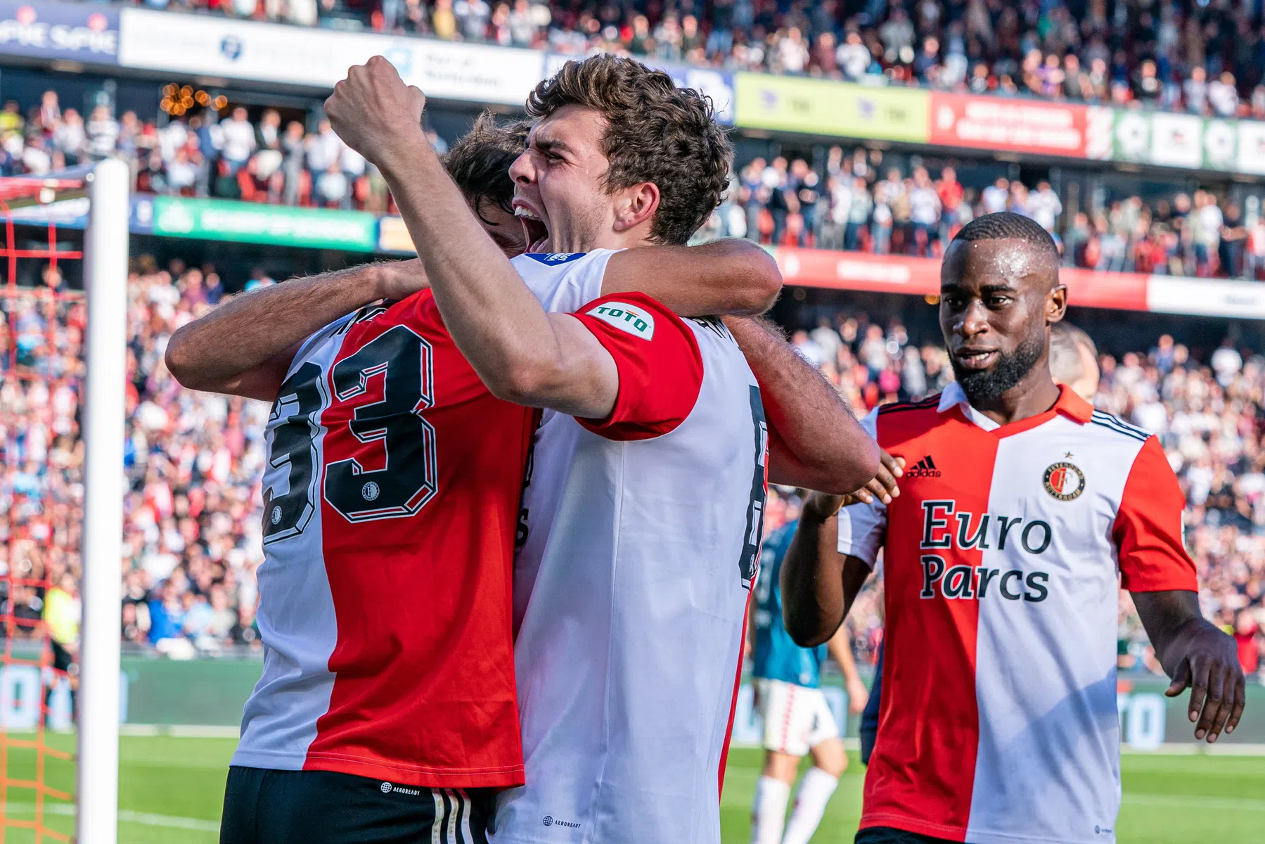 Feyenoord verslaat tiental van FC Twente en beëindigt zegeloze reeks
