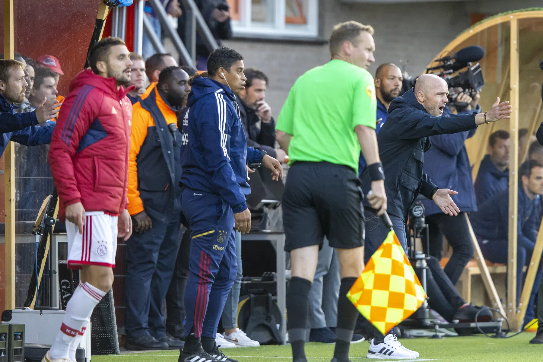 Discussie over coachende Tadic gaat door: 'Wie is de baas bij Ajax?'