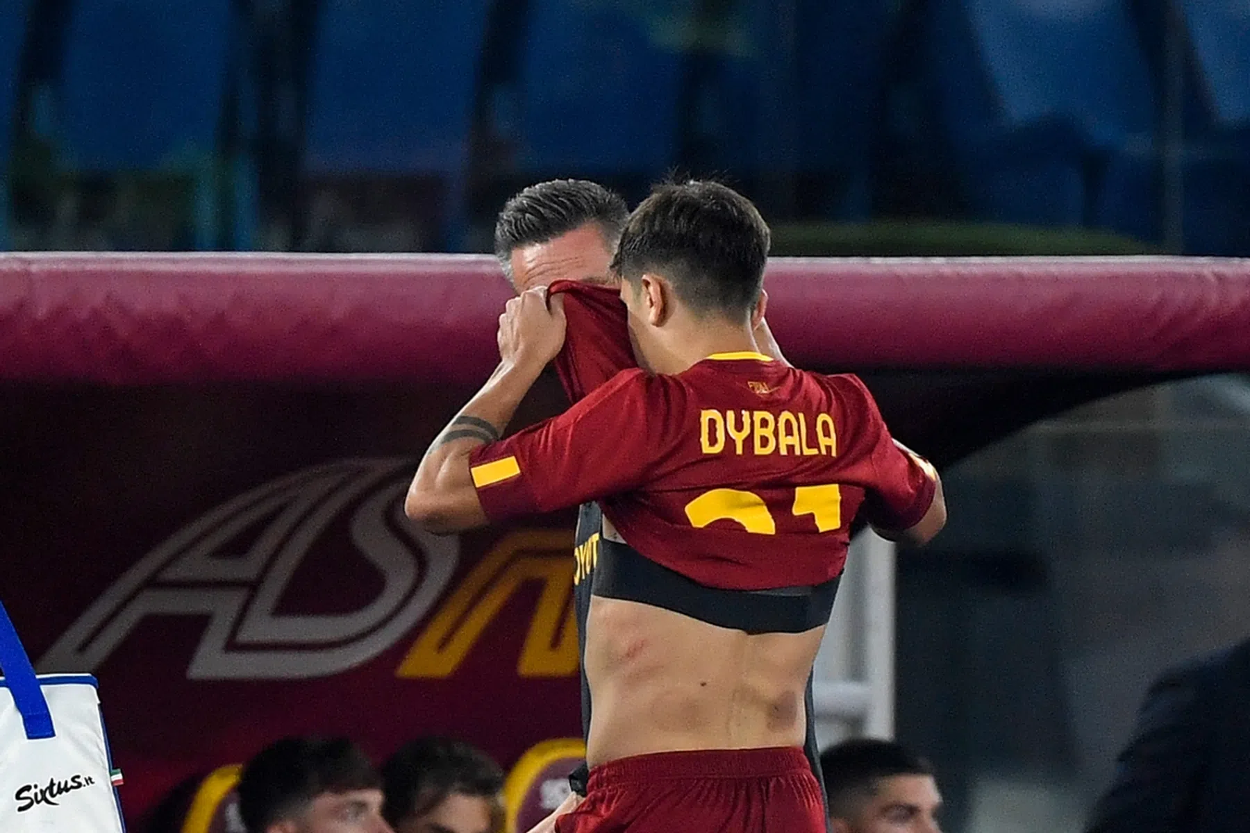 Dybala moet als matchwinner geëmotioneerd het veld verlaten