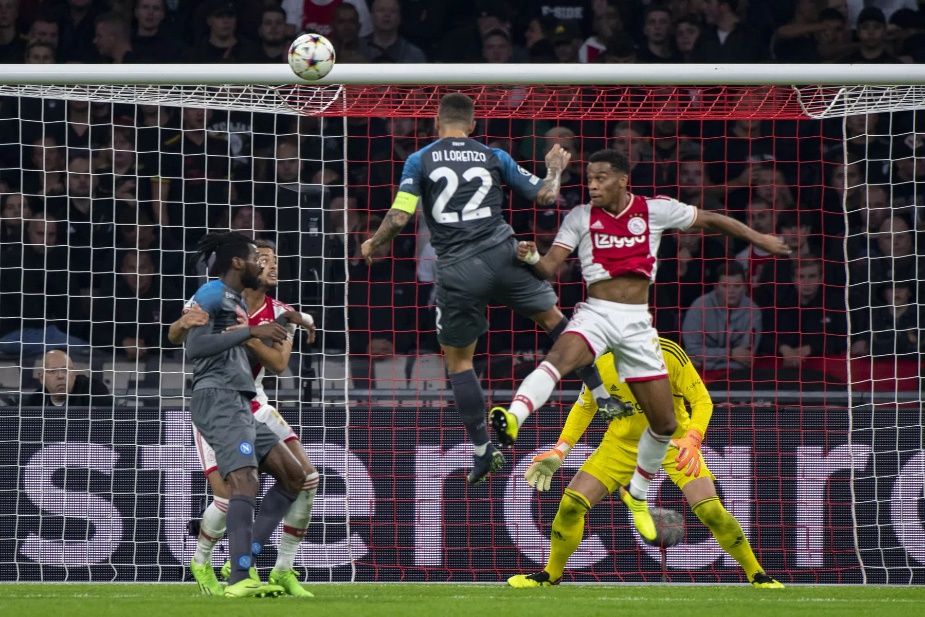 De lachwekkende luchtmacht die Ajax opbreekt bij corners