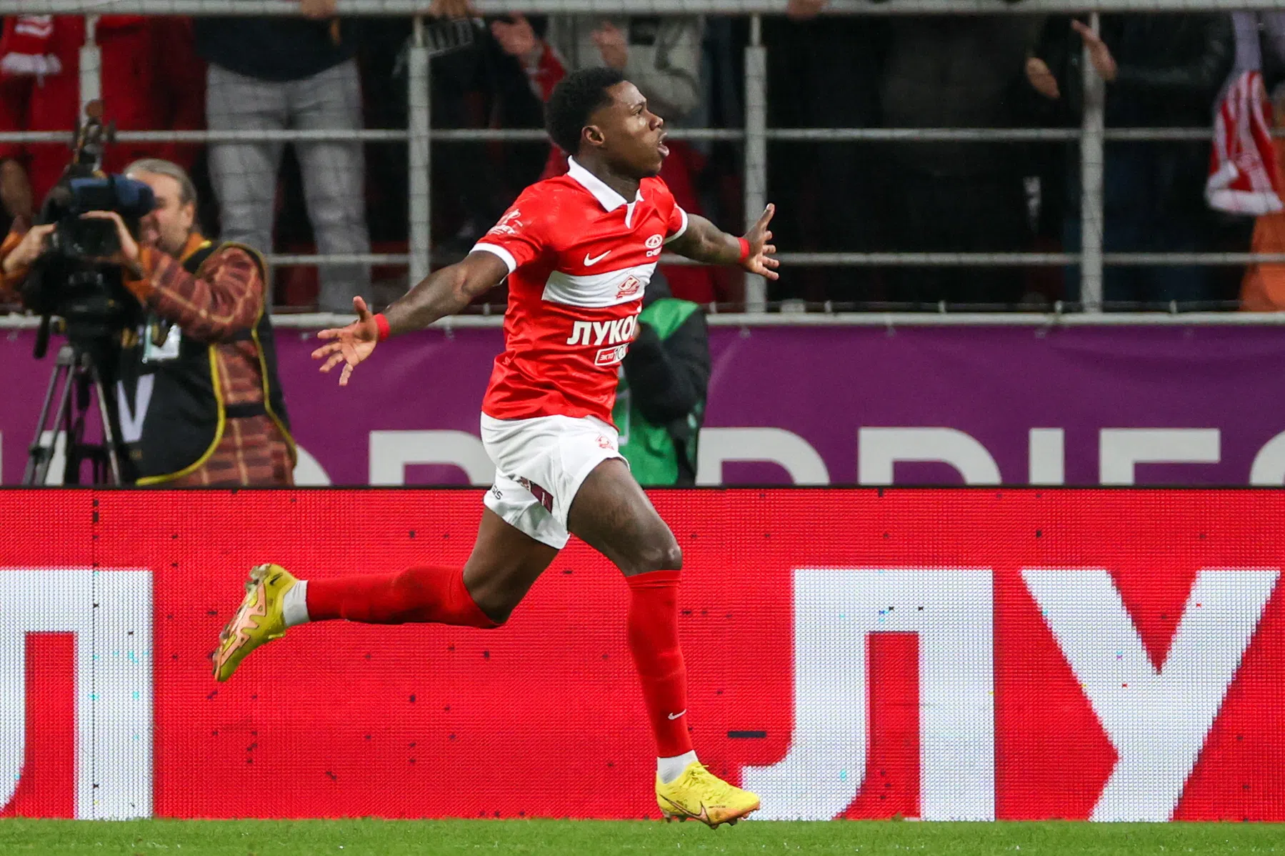 In Rusland scoort Promes alsof er niets aan de hand is