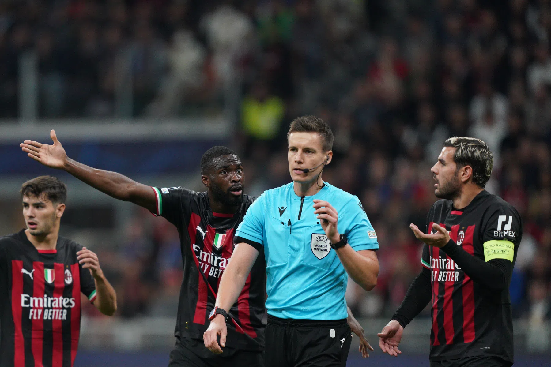 Woedende Pioli haalt verhaal bij Duitse arbiter: 'Hij begreep mijn boodschap'