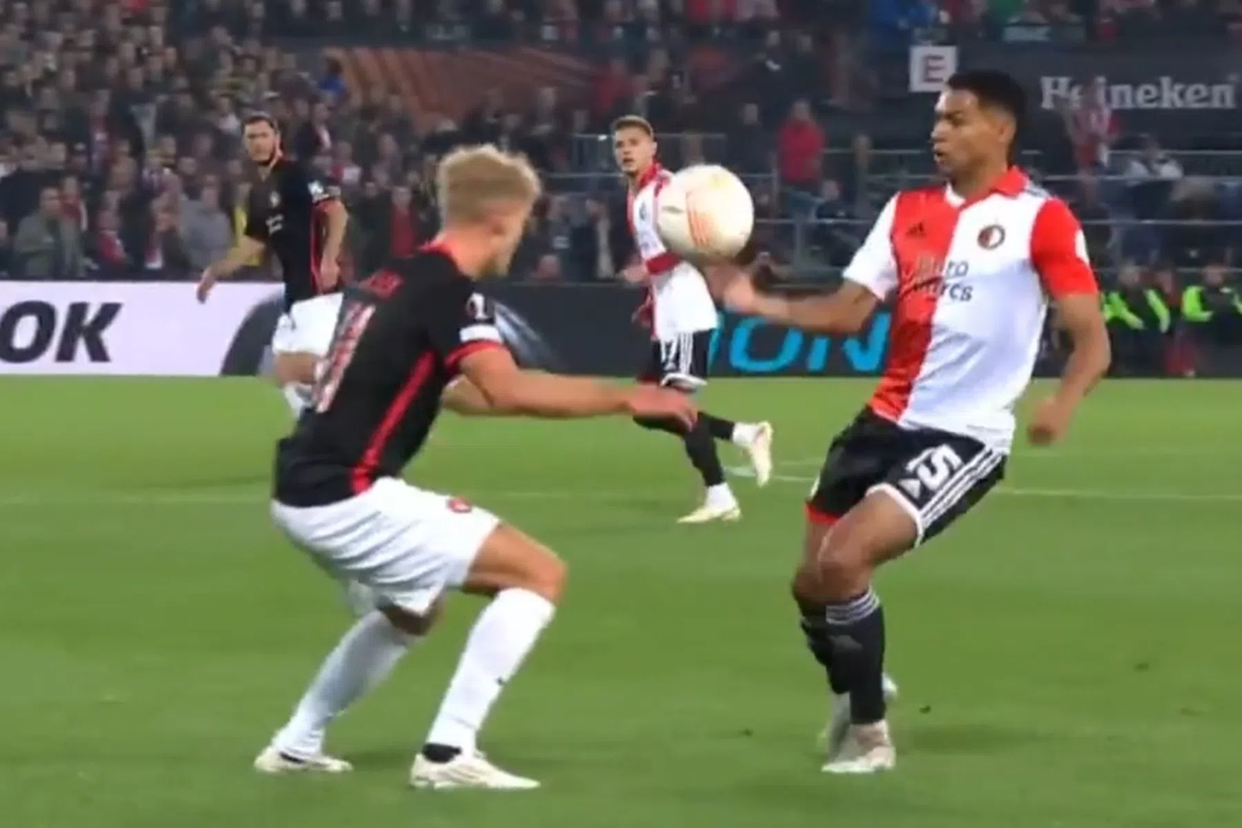 Peruaanse dribbeltechniek Marcos López levert Feyenoord-tegenstander kaart op