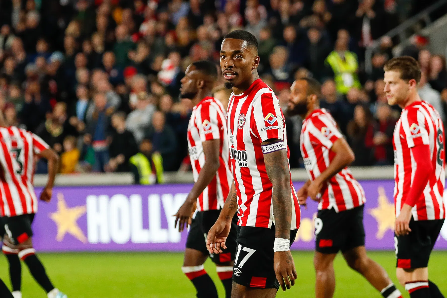Toney verlengt feilloze penaltyreeks na overtreding van Veltman