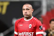 Thumbnail for article: Vapende Nainggolan laat na verbanning toch van zich horen