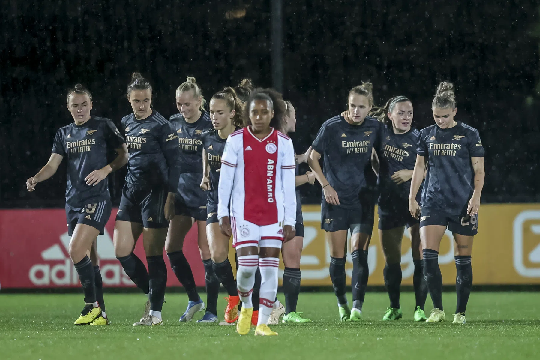 Vrouwen Ajax moeten boeten voor te kleine doelen