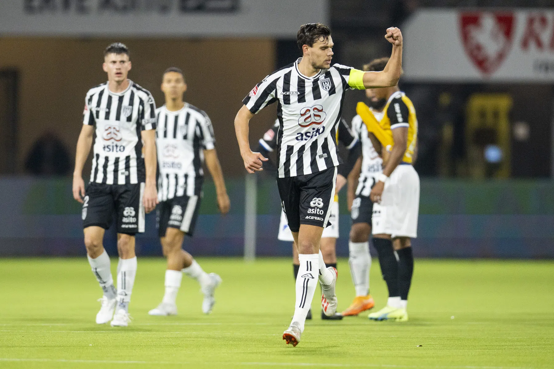Overtuigend herstel Heracles, Willem II pakt punt op tumultueuze avond