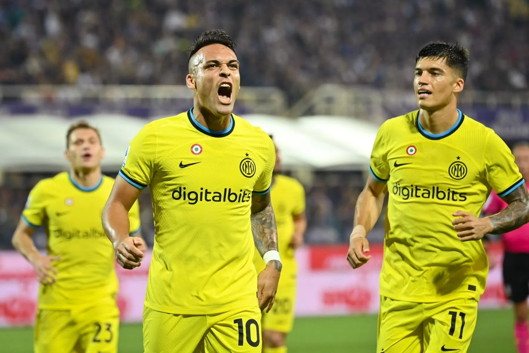 Inter sleept in spektakelstuk zege uit het vuur, Milan wint Berlusconi-derby