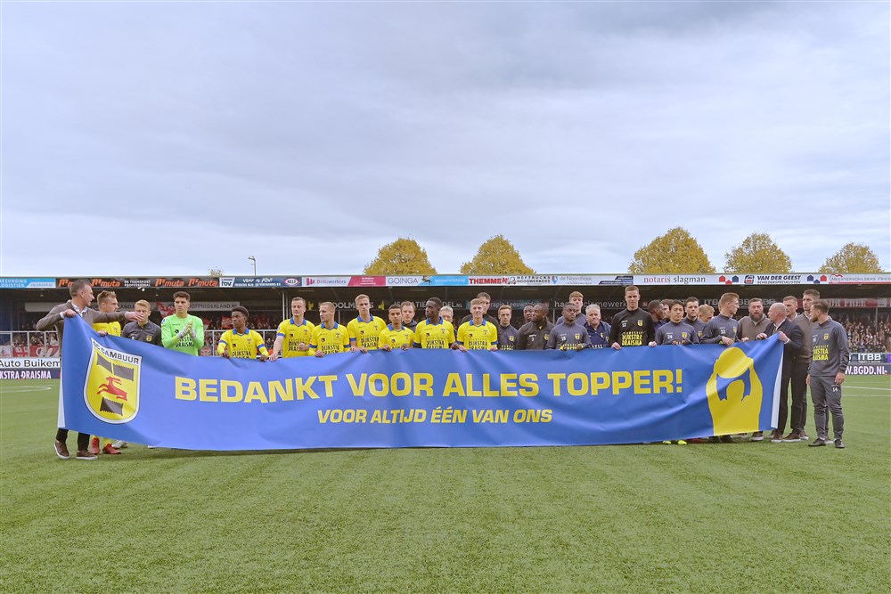 Cambuur bedankt Henk de Jong: hartverwarmende beelden uit Leeuwarden