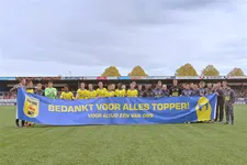 Thumbnail for article: Cambuur bedankt Henk de Jong: hartverwarmende beelden uit Leeuwarden
