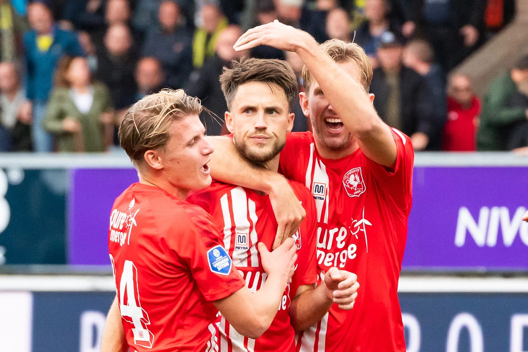 Van Wolfswinkel helpt Twente diep in extra tijd voorbij Cambuur