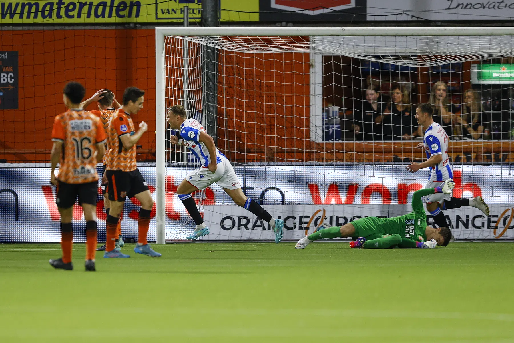 Rommelige avond in Volendam levert Heerenveen geflatteerde zege op