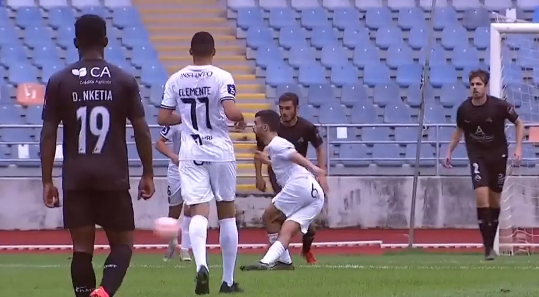 Tarzan steelt de show met fenomenale rabona op derde niveau in Portugal