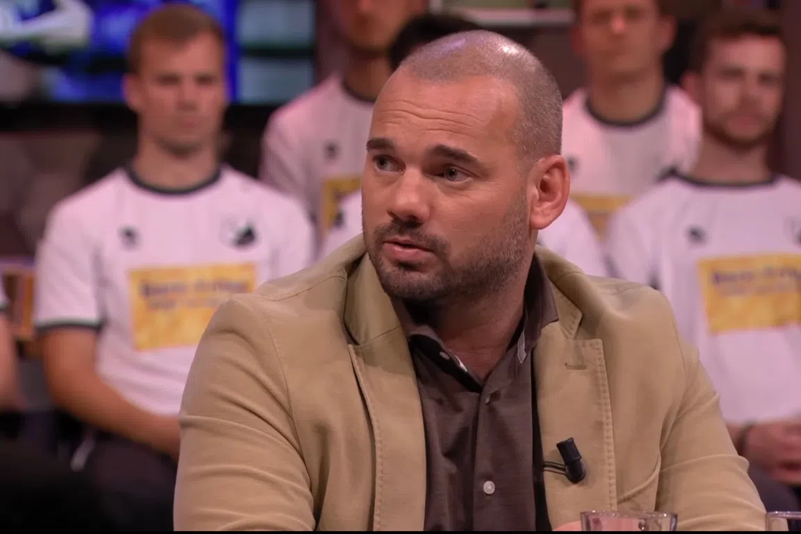 Sneijder en Kieft discussiëren over 'zwemmende' basisklant van Ajax