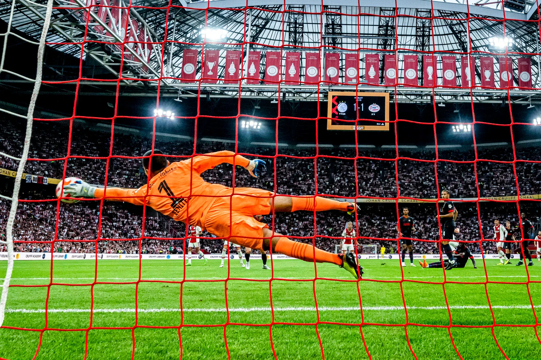 Jaarcijfers Ajax, PSV en Feyenoord onder de loep: topclubs jagen elkaar op