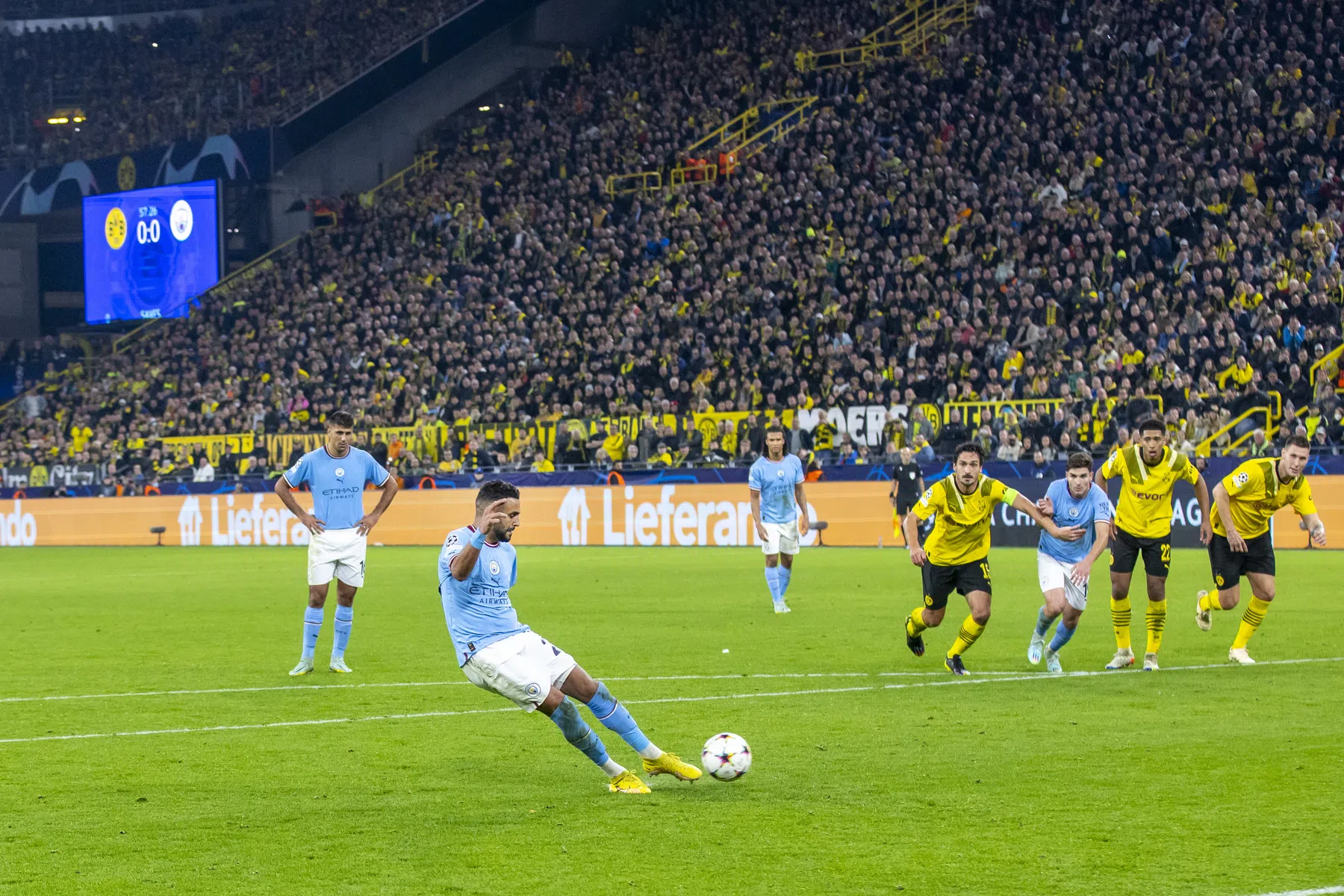 Gemiste strafschop Mahrez heeft geen nare gevolgen voor Manchester City