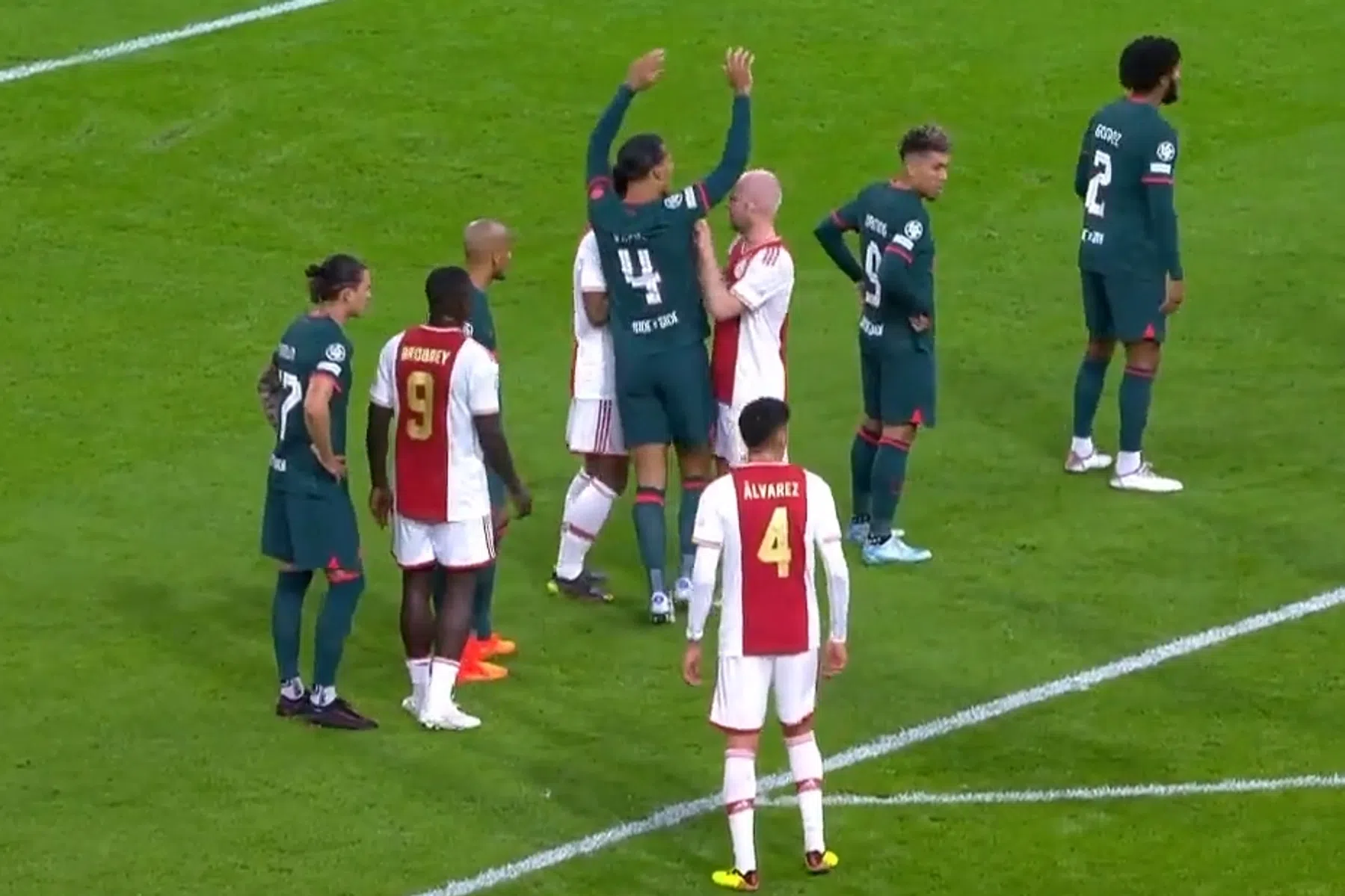 Dollen op het veld: Klaassen kietelt Van Dijk onder zijn oksel