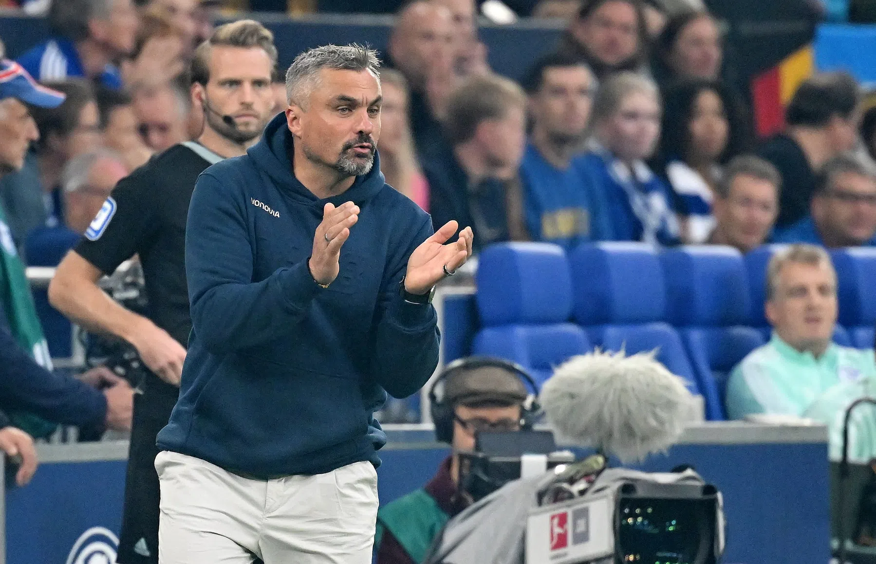 Zwalkend Schalke vindt nieuwe trainer in strijd om handhaving