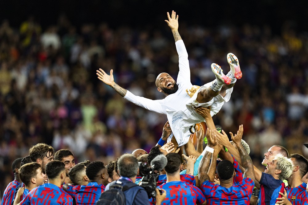 Dani Alves duikt op bij Barcelona voor WK-missie