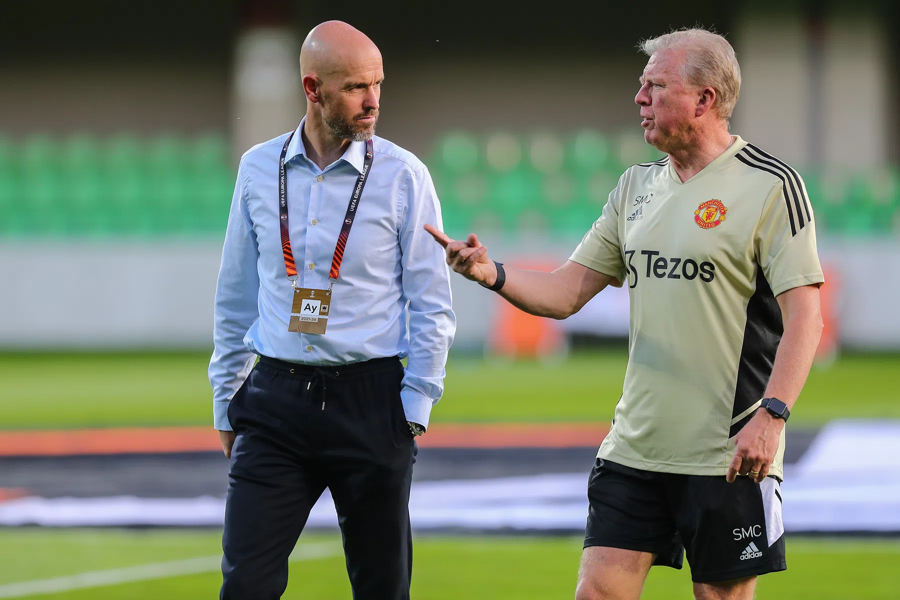 Ten Hag tijdens WK op trainingskamp, eerste oefenpartner bekend