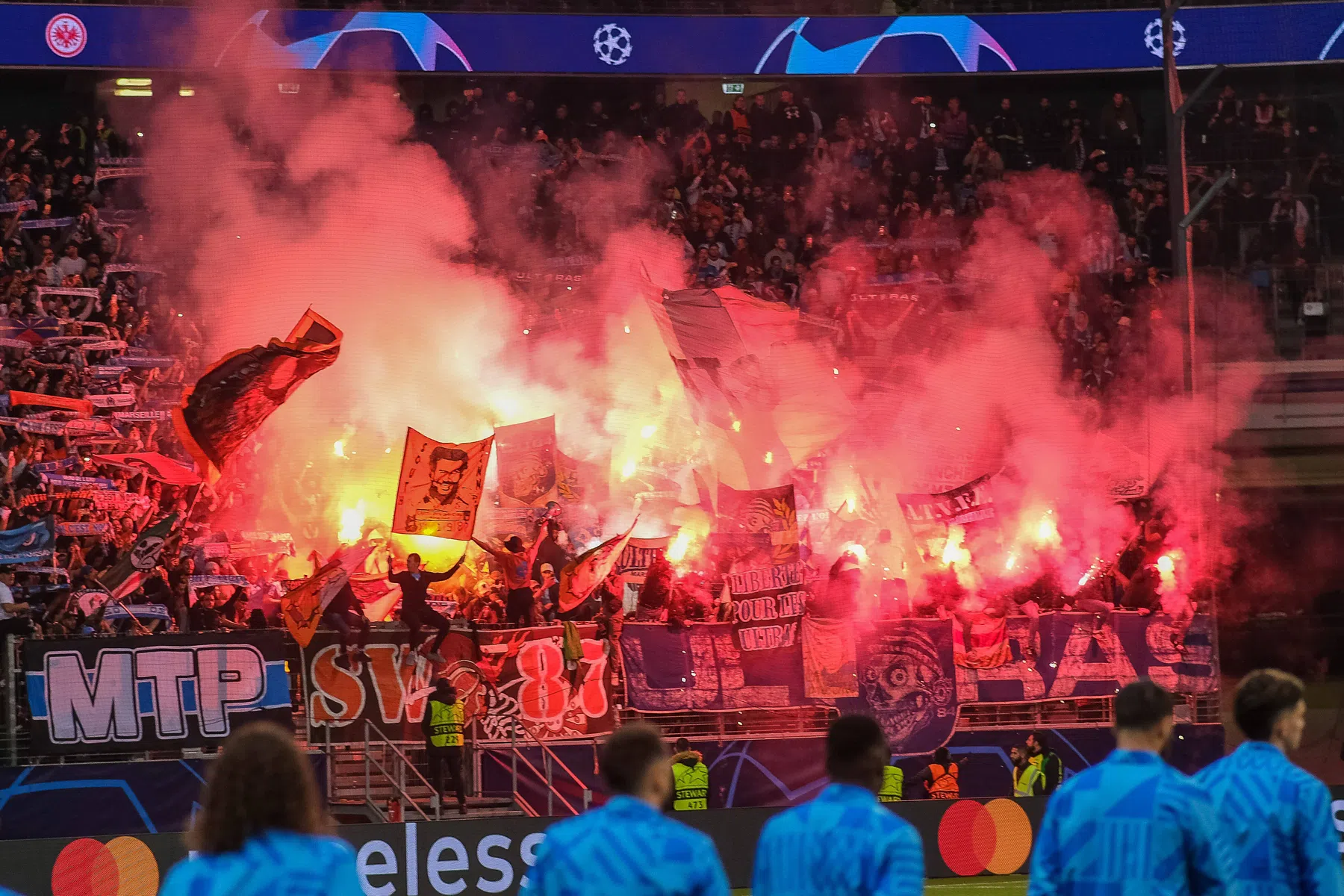 Verhitte aanloop naar cruciaal duel Spurs: vuurwerk en extra maatregelen