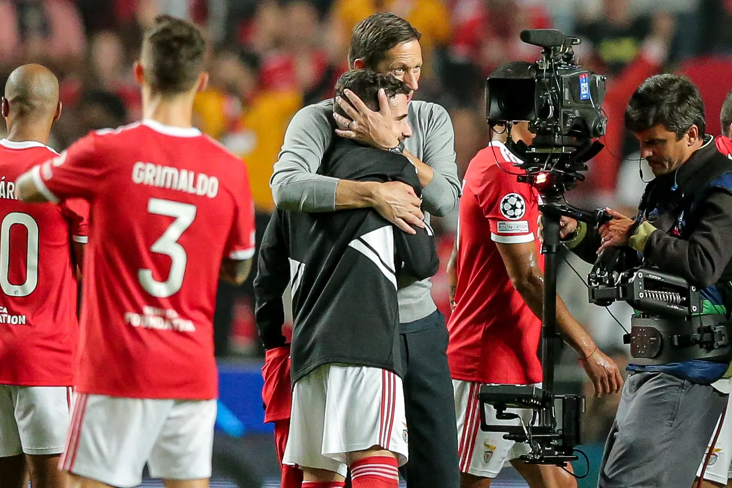 Benfica van Schmidt stoot PSG op sensationele wijze van de troon