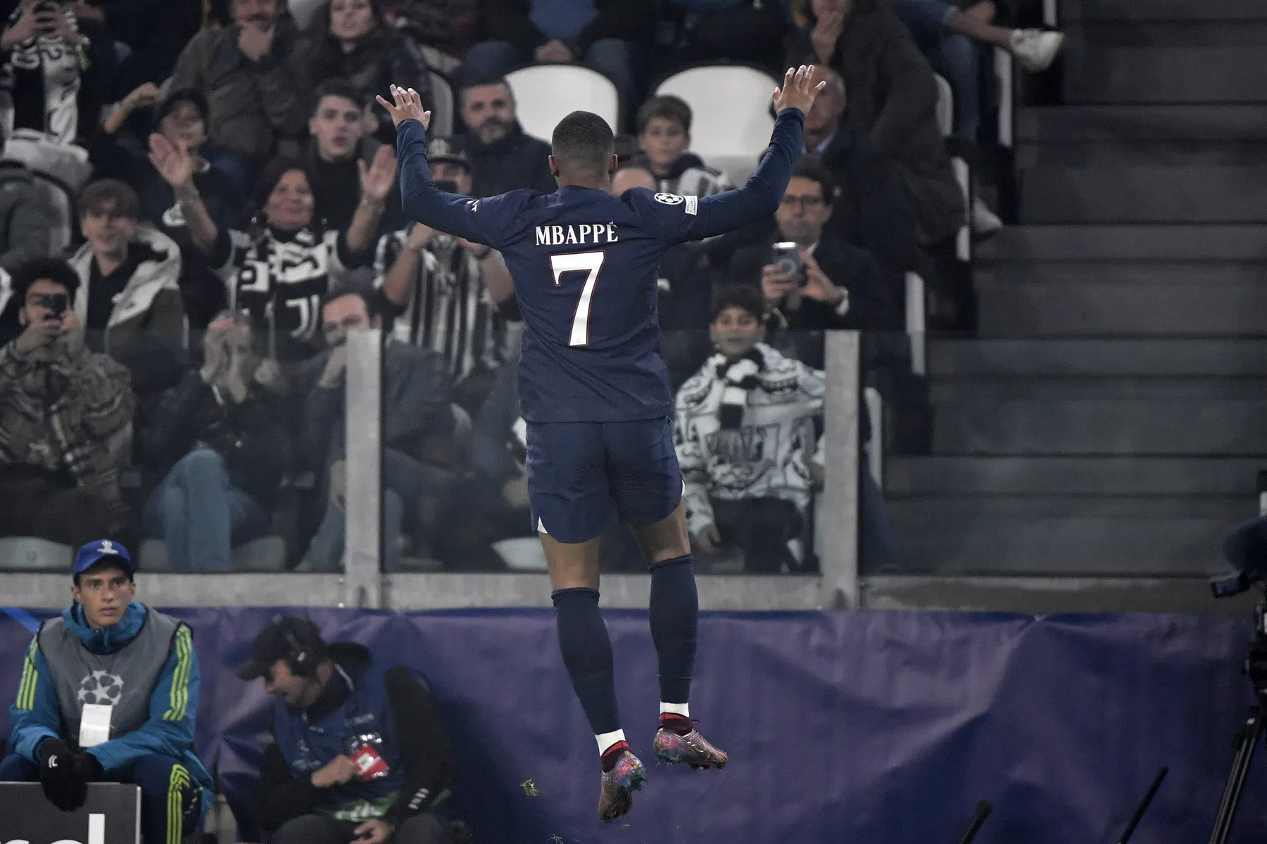 Mbappé toont zijn klasse en troeft aangever Messi af