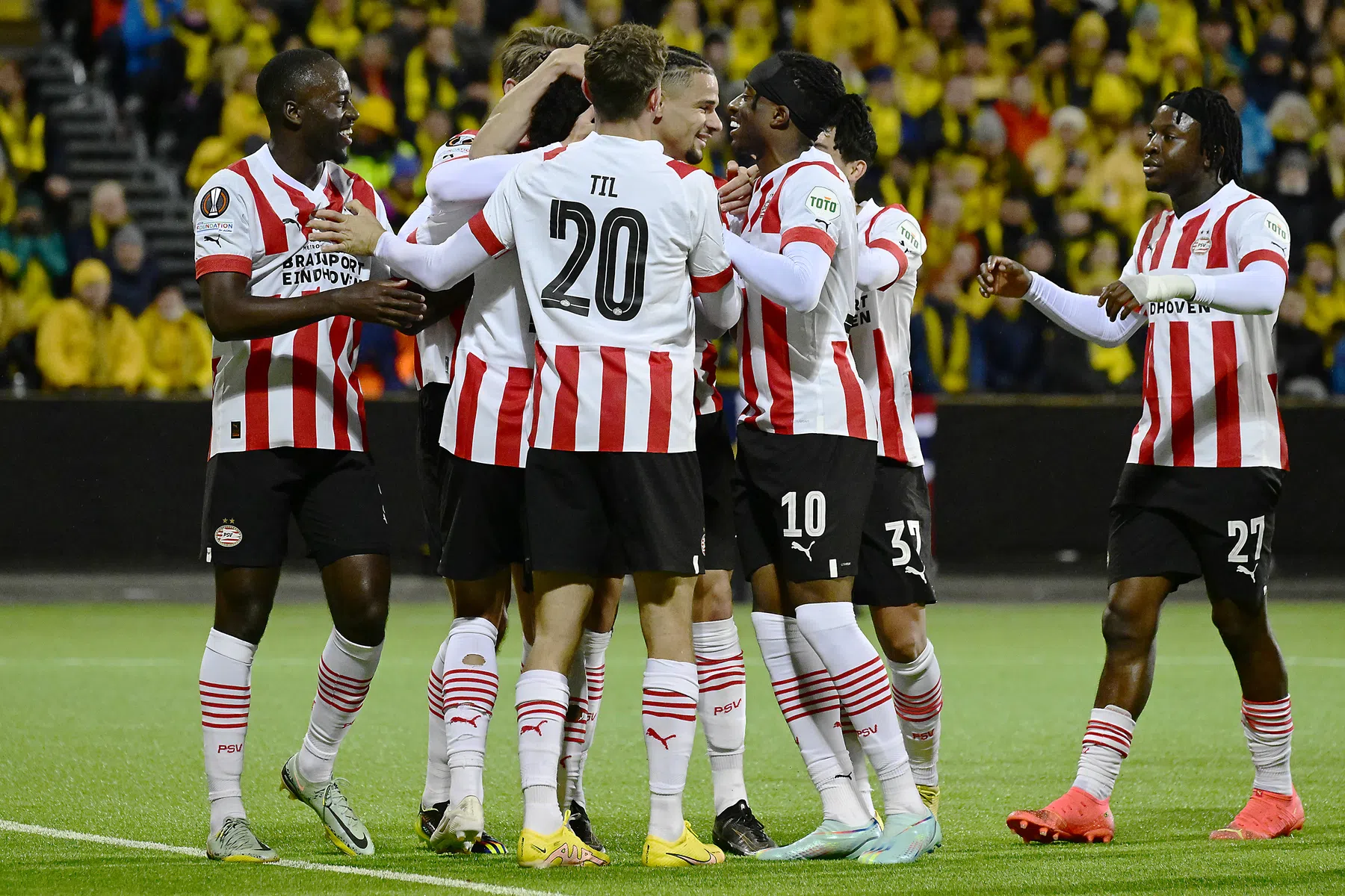 PSV sluit groepsfase winnend af en wacht zware tussenronde