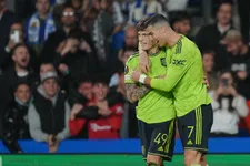 Thumbnail for article: Beelden: Garnacho vraagt direct na doelpunt toestemming van Ronaldo