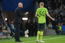 Thumbnail for article: Ten Hag weigert Van de Beek af te schrijven: 'Nu is niet het moment' 