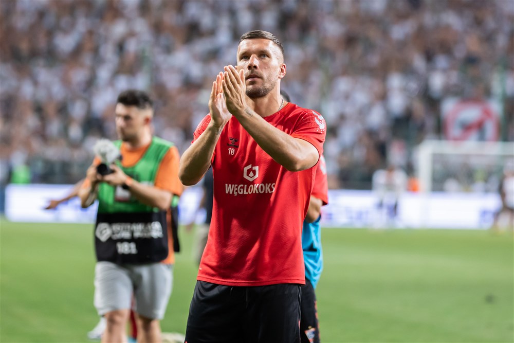 Wát een goal van Podolski: Duitse ster scoort vanaf 60 meter