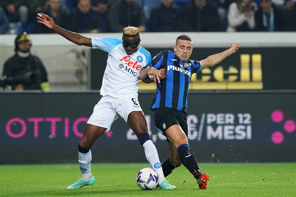 Superspits Osimhen helpt koploper Napoli voorbij Atalanta-horde
