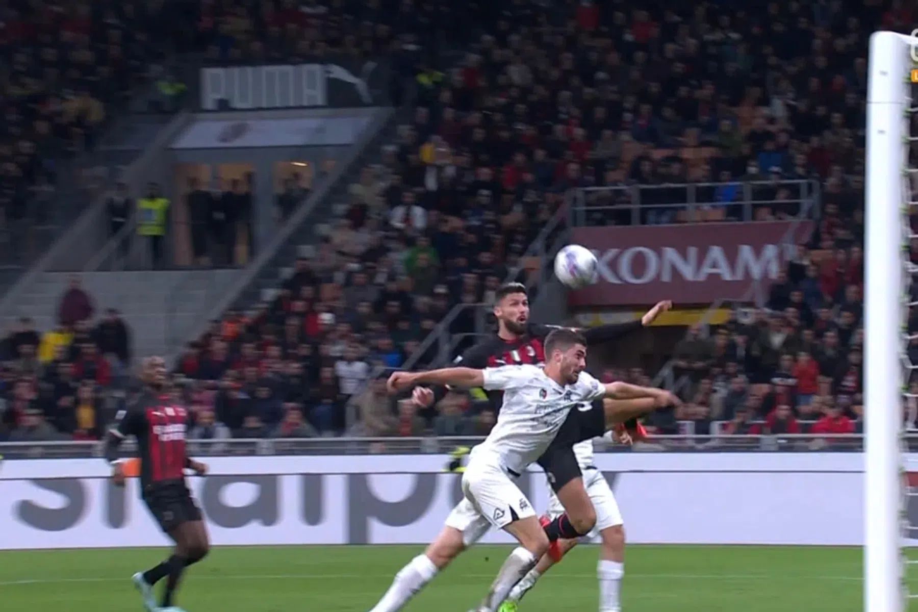 Giroud redt Milan op Zlatan-esque wijze en pakt meteen rode kaart