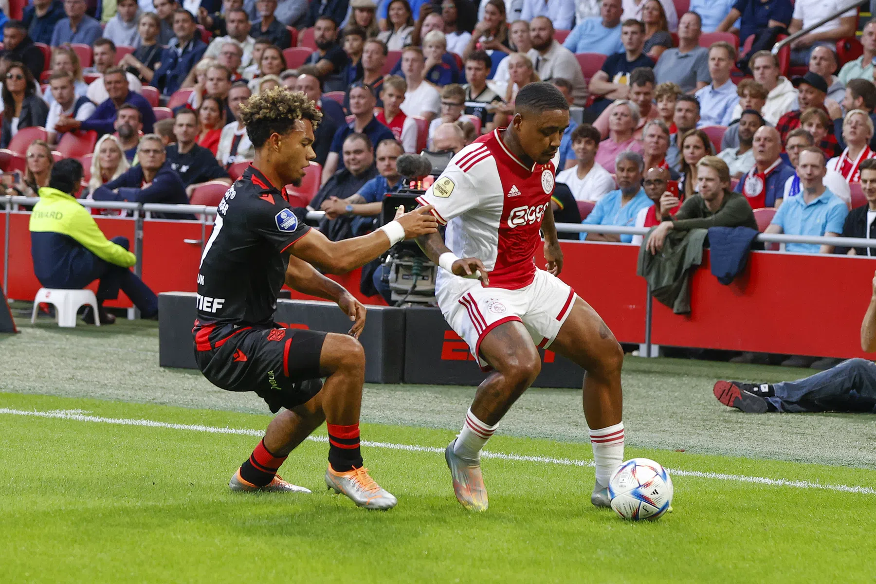 Het duel tussen de Eredivisie-verdedigers die niet voorbij gedribbeld worden