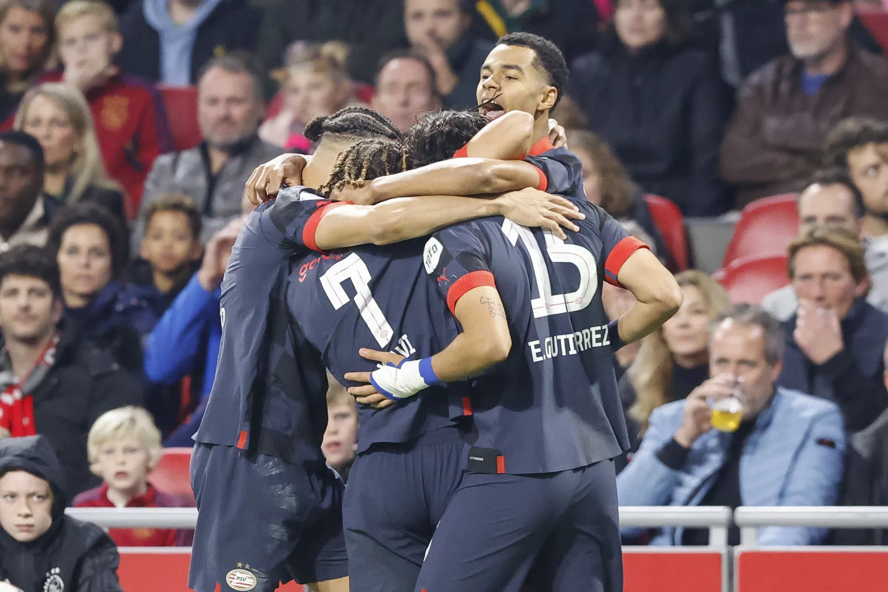 PSV wint bij onmachtig Ajax en neemt koppositie over