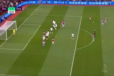 Thumbnail for article: Zelden vertoond: keeper Aston Villa komt mijlenver zijn goal uit en draagt bij aan goal