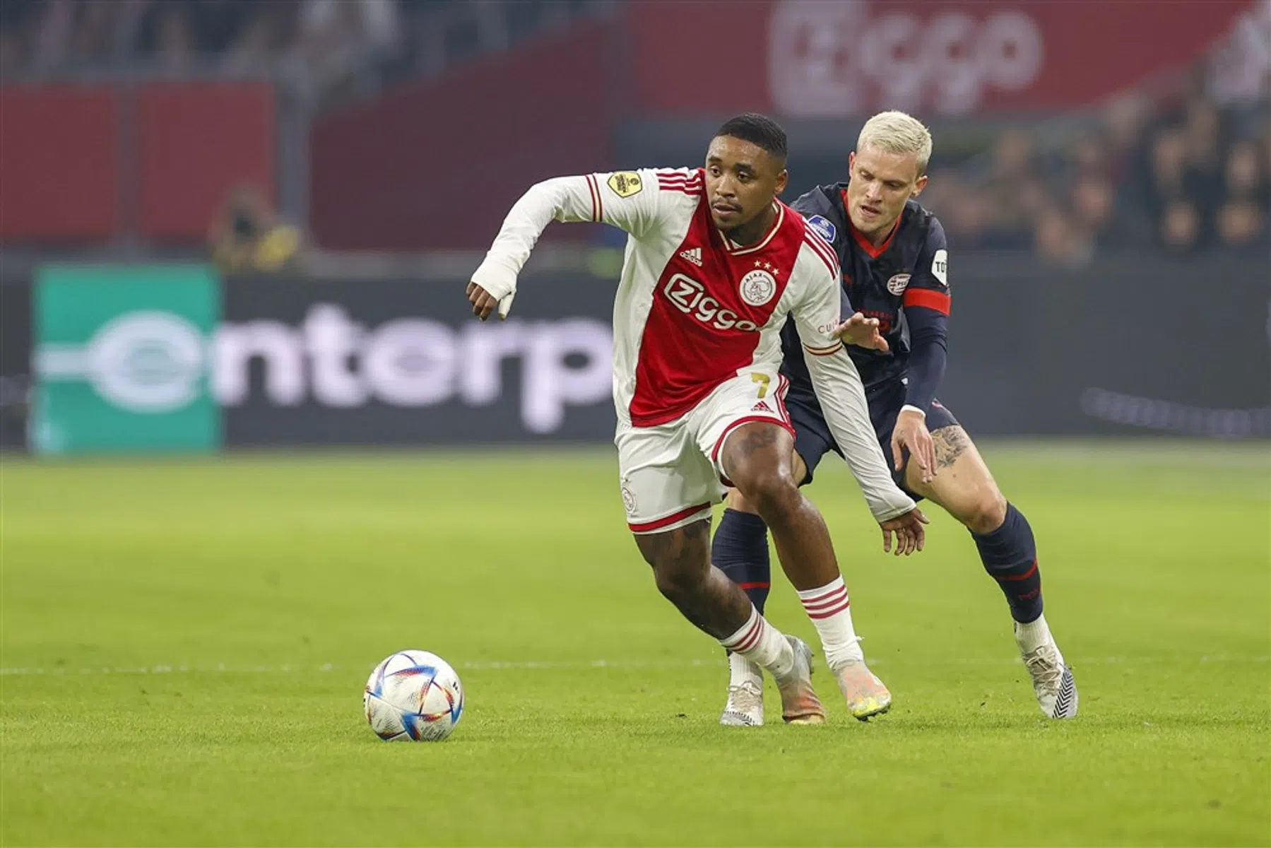 Bergwijn baalt van worstelend Ajax: 'We zitten gewoon in een klotefase'