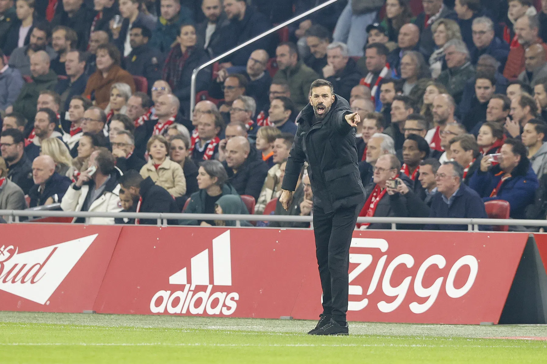 Van Nistelrooij ziet PSV overleven in 'een soort rugbywedstrijd'