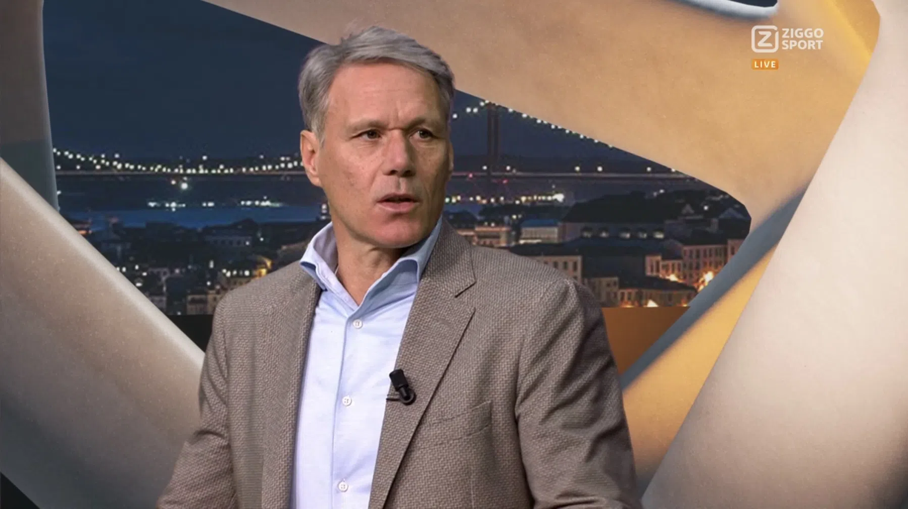 Van Basten schrikt van De Jong: 'Hij moet zich niet verlagen tot dit niveau' 