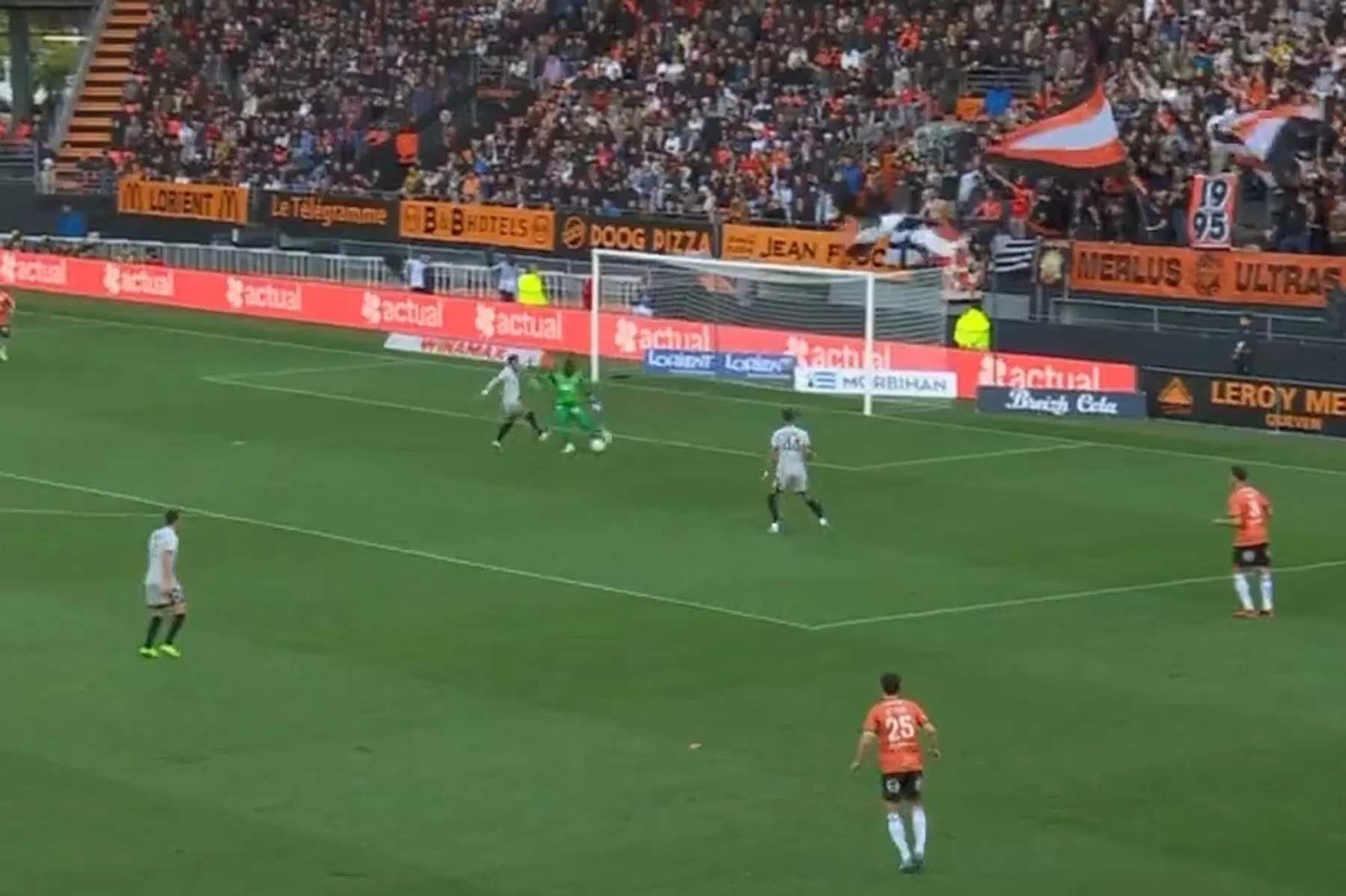 Pijnlijk: Mvogo blundert en moet vervolgens geblesseerd van het veld