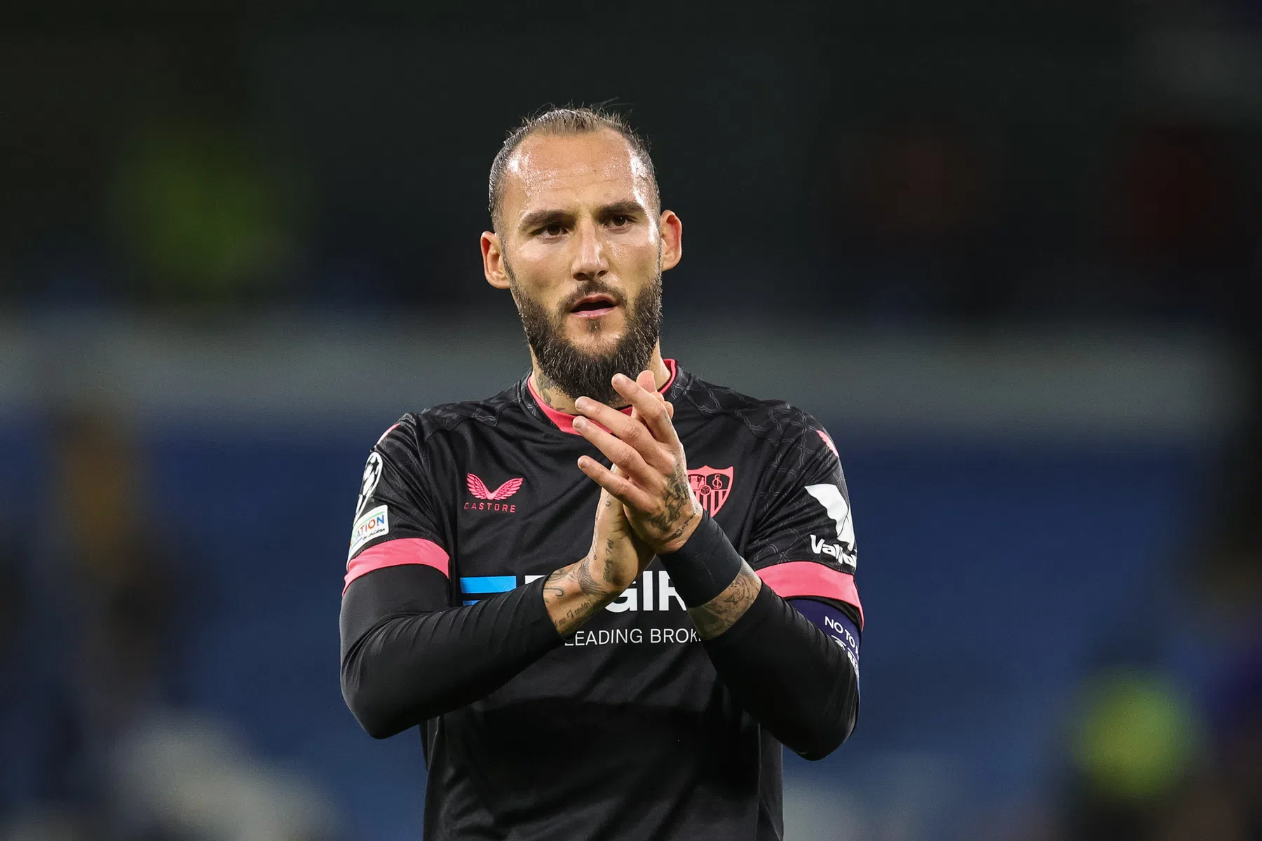 Droomdoelpunt Gudelj in verhitte derby met drie directe rode kaarten