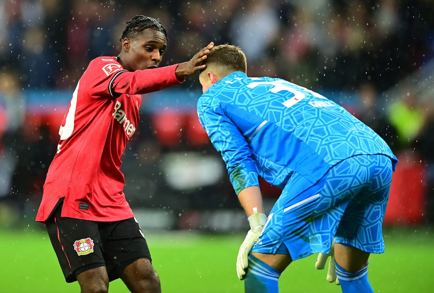 Bayer vernedert koploper: Frimpong troost keeper en wordt woest, goal Bakker