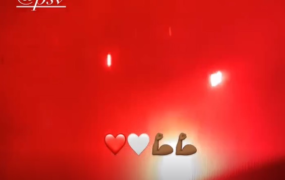 Spelersbus PSV onthaald door honderden fans met vuurwerk