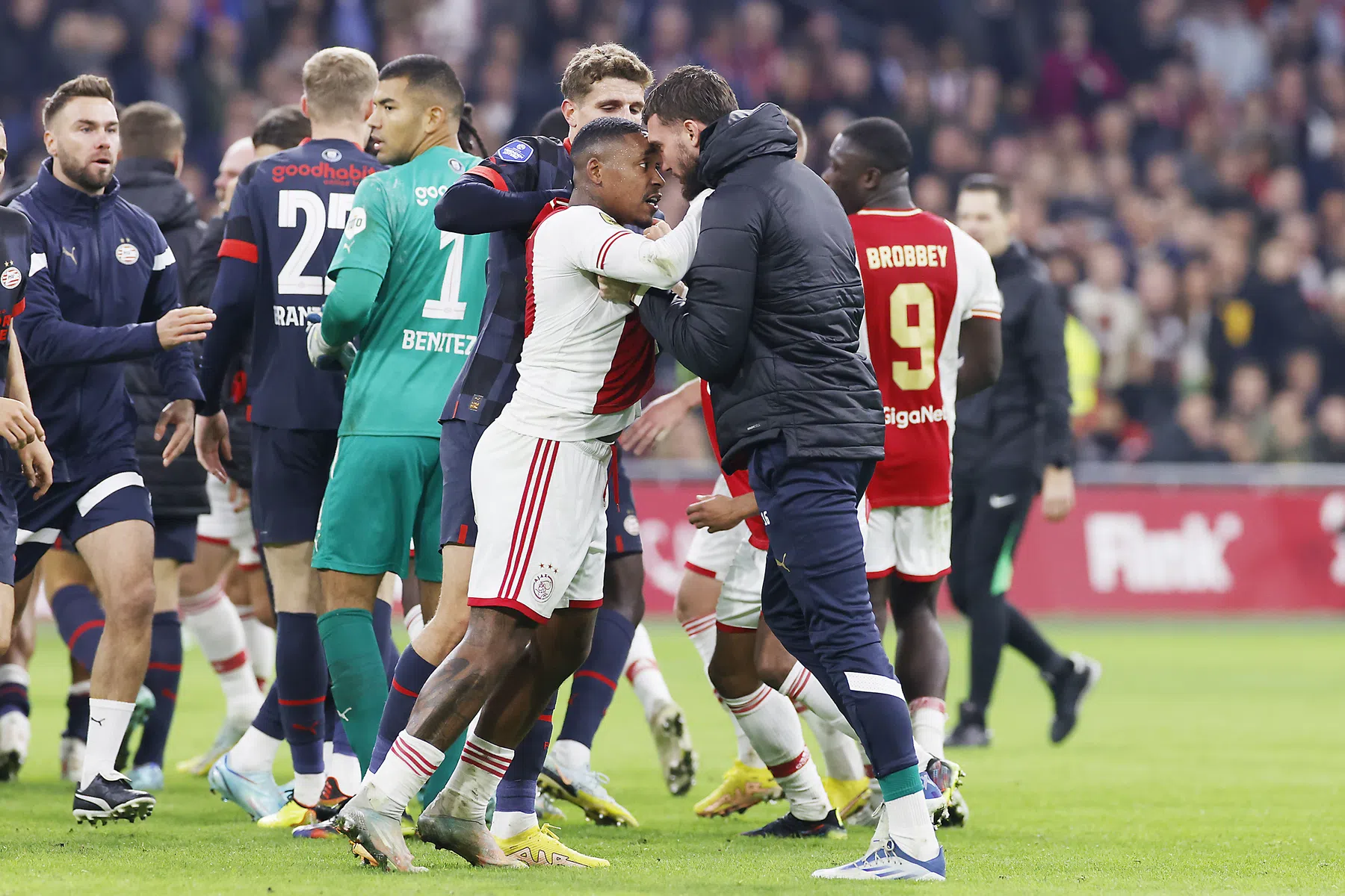 Analisten wijzen naar Ajax na opstootjes tegen PSV: 'Het is echt sneu' 