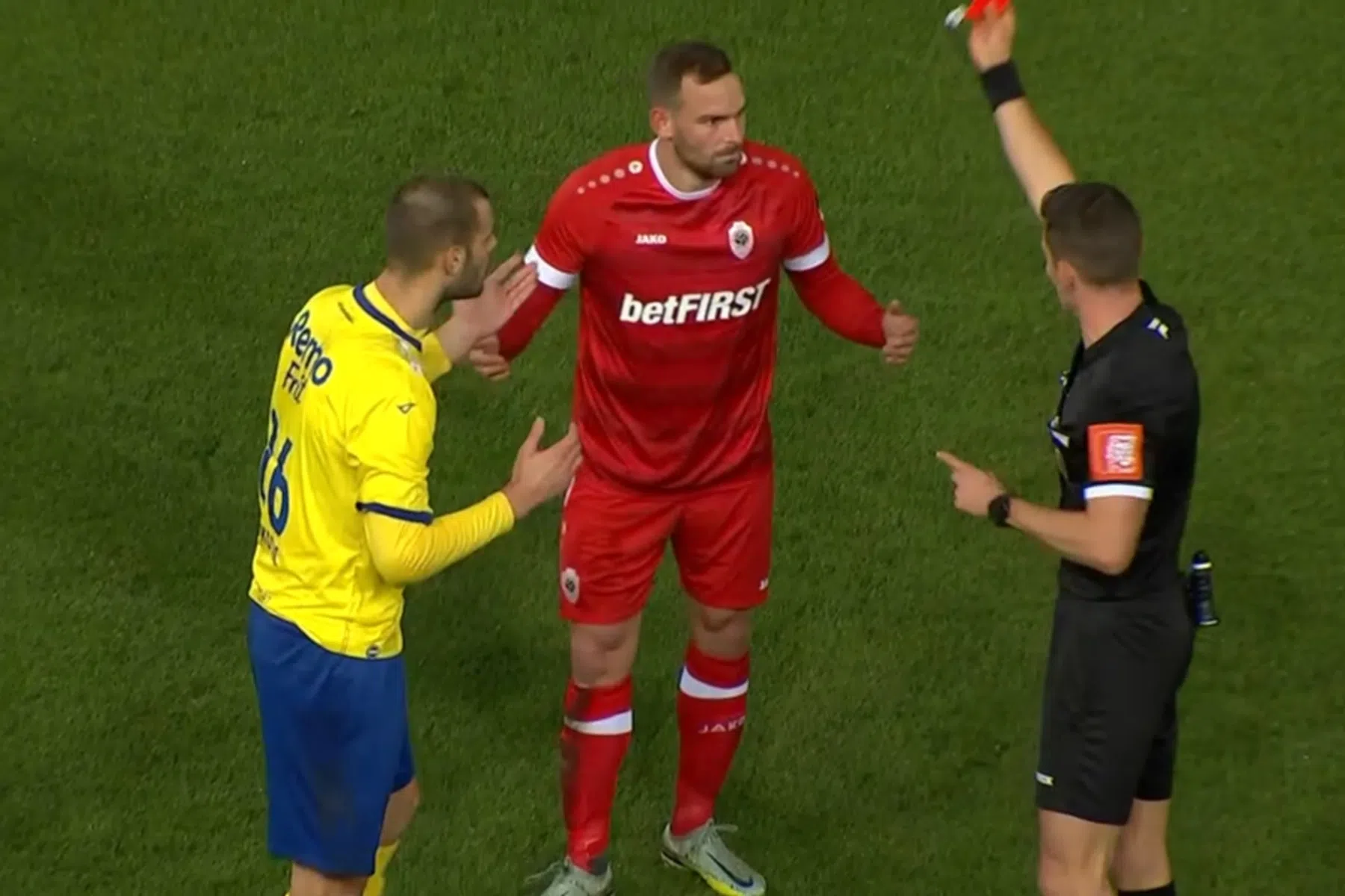 Van Bommel komt met de schrik vrij na rood Janssen en goal Stengs