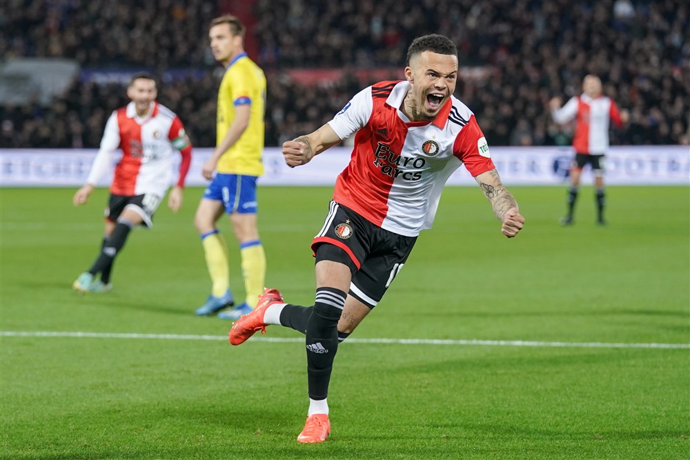 Feyenoord naast koploper PSV na benauwde overwinning op Cambuur